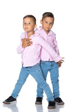 Tam büyüme iki küçük çocuklar.