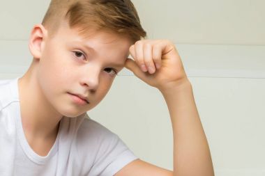 Yakışıklı okul çocuğu yakın çekim.