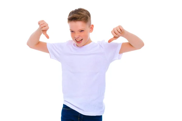 Školní chlapce odkazuje na bílé tričko. — Stock fotografie