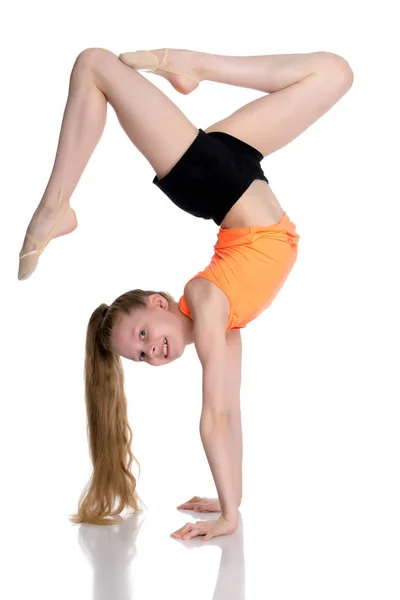Gymnasten utför ett handställ med böjda ben. — Stockfoto