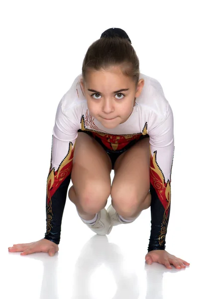 Chica gimnasta realiza un handstand . —  Fotos de Stock