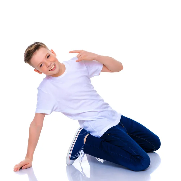 Um menino alegre da idade escolar está dançando breakdance . — Fotografia de Stock