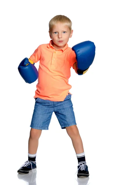 Kleine jongen in bokshandschoenen. — Stockfoto