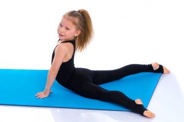 Jimnastikçi egzersizi yapmaya hazırlanıyor..