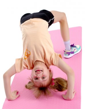 Küçük jimnastikçi bir köprü gerçekleştirir.