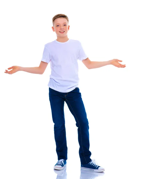 Un niño pequeño con una camiseta blanca gestos emocionales con su ha —  Fotos de Stock