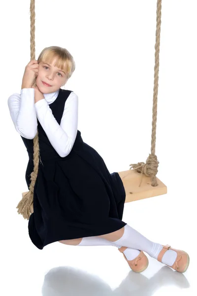Маленька дівчинка гойдається на гойдалці — стокове фото