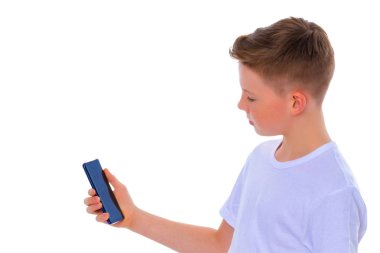 Küçük bir çocuk cep telefonu kullanır.