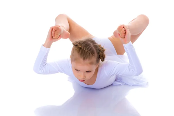 Gymnasten utför ett akrobatiskt element på golvet. — Stockfoto