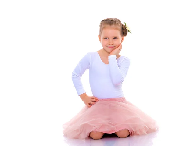 Das kleine Mädchen faltete die Hände um ihr Gesicht. — Stockfoto