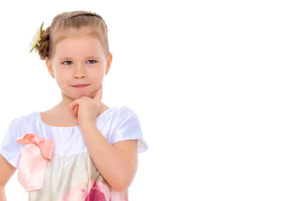 La niña dobló sus manos alrededor de su cara. — Foto de Stock