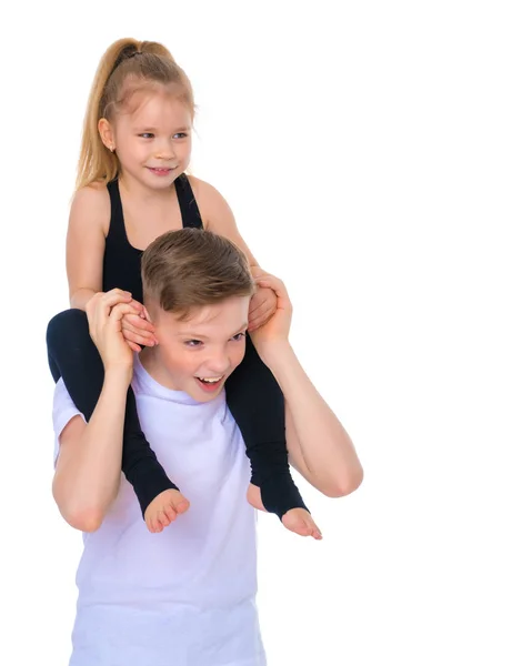 Bruder und Schwester umarmen sich. — Stockfoto