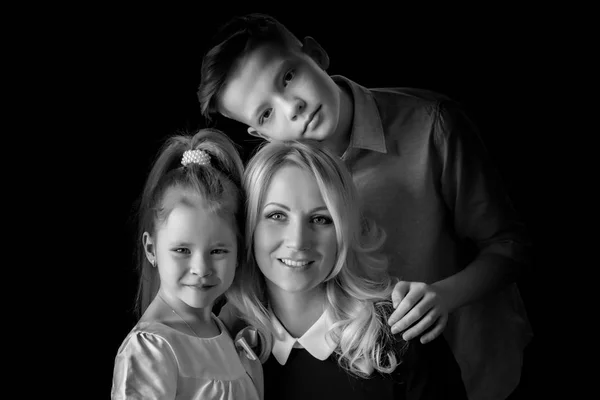 Giovane madre con il figlio e la figlia studio in bianco e nero ph — Foto Stock