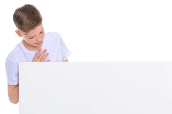 Chłopiec w wieku szkolnym w pobliżu banner reklama biały. — Zdjęcie stockowe