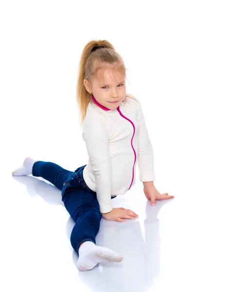 Girl gymnast perform the twine exercise. — Stock Photo, Image