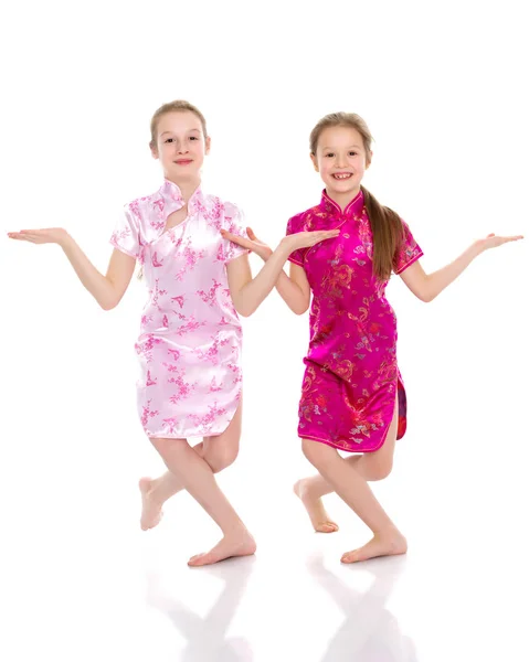 Девушки сестры в китайских национальных платьях . — стоковое фото