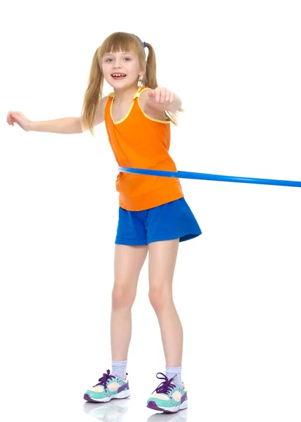 Une fille gymnaste effectue un exercice avec un cerceau. — Photo