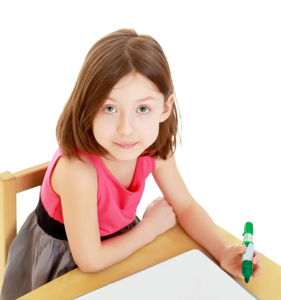 Kleines Mädchen zeichnet Filzstift auf weiße Oberfläche. — Stockfoto