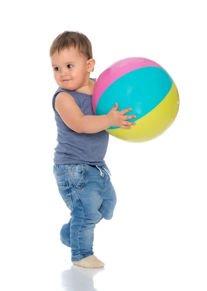 Um menino está brincando com uma bola . — Fotografia de Stock