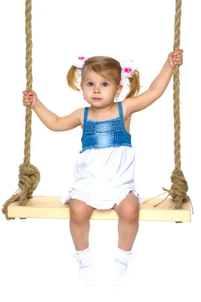 Niña balanceándose en un columpio —  Fotos de Stock