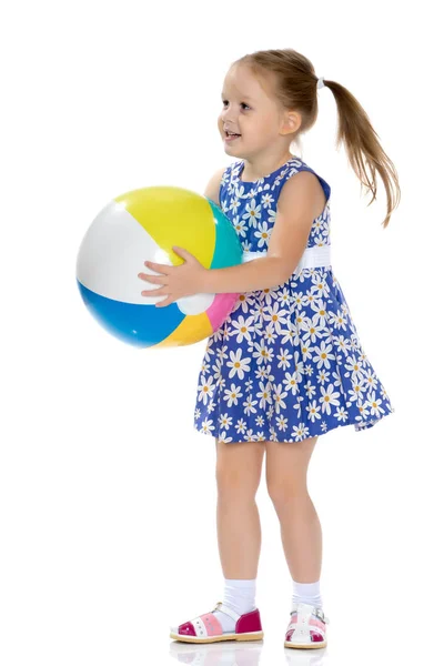Küçük kız ile top oynarken — Stok fotoğraf