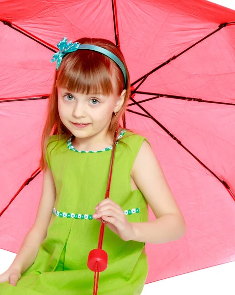 女孩在阳光下紧闭, 雨下了一把红伞. — 图库照片