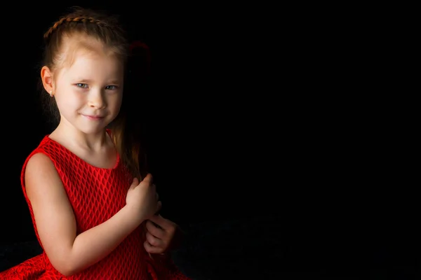 Bambina su uno sfondo nero — Foto Stock