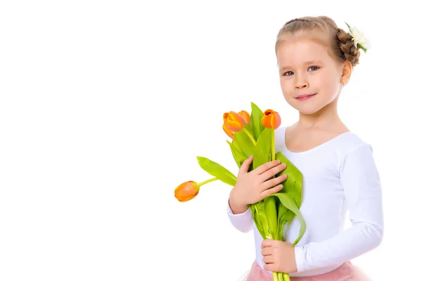 Bir buket çiçekli küçük kız — Stok fotoğraf