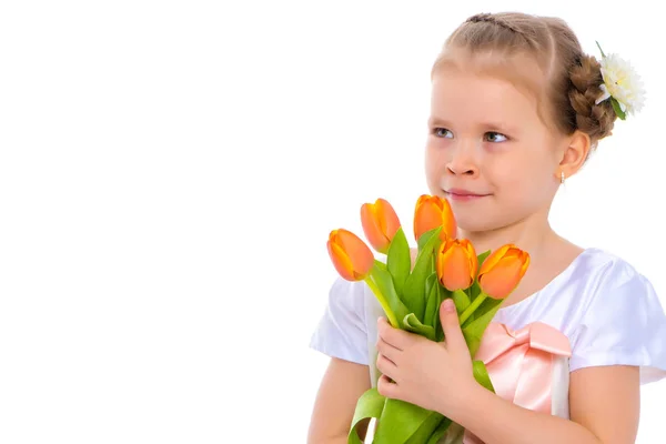 Bambina con un mazzo di tulipani . — Foto Stock