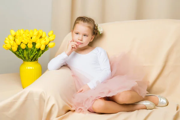 Klein meisje met een boeket bloemen — Stockfoto