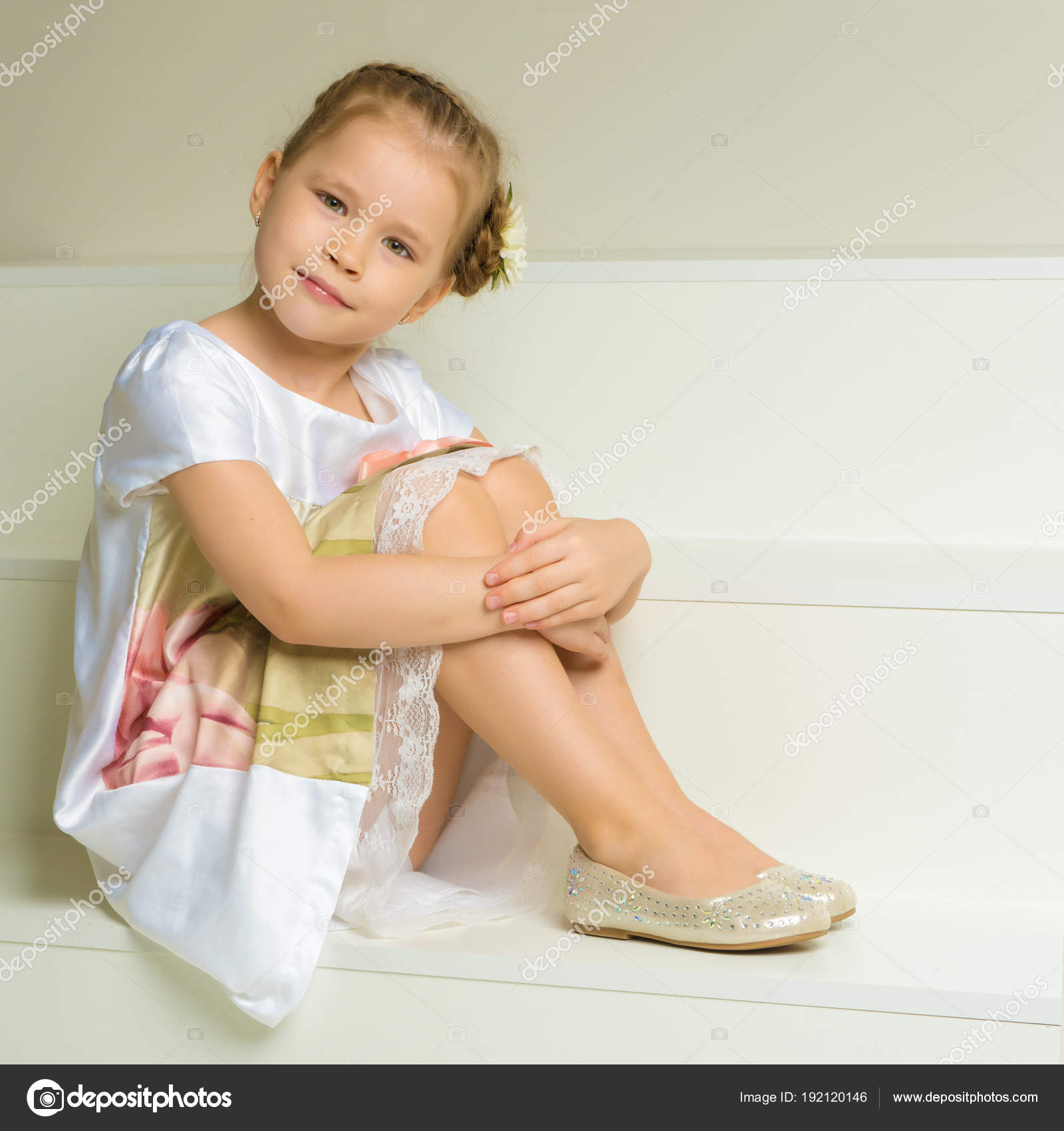 детская съемка на природе. ребенок девочка. девочка в платье сидит. девочка в платьице сидя. девочка в платье сидит.