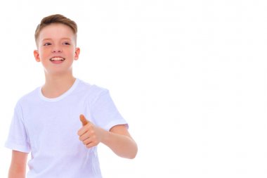 Küçük bir çocuk parmağını kaldırıyor..