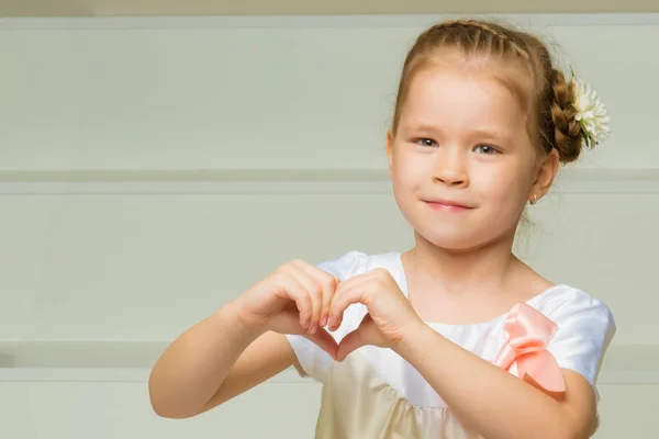 Κοριτσάκι δείχνει καρδιά με τα χέρια της. — Φωτογραφία Αρχείου