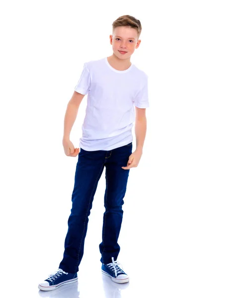 Porträtt av en tonåring pojke i full tillväxt. — Stockfoto