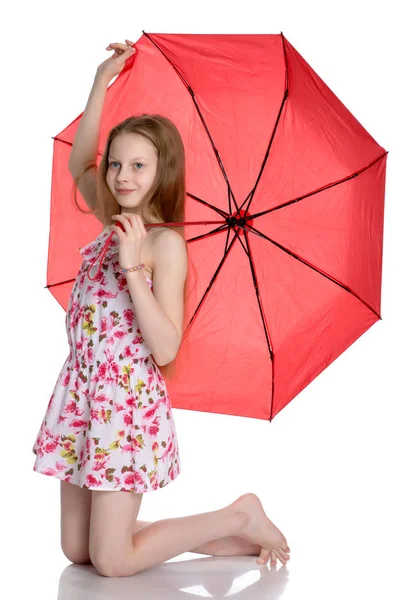 Kleines Mädchen mit Regenschirm. — Stockfoto