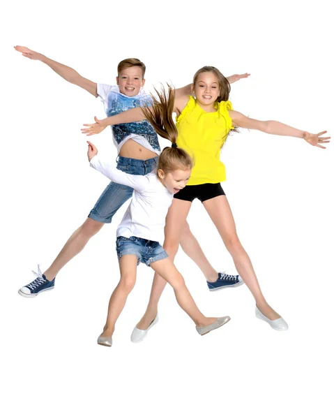 Eine Gruppe von Kindern hüpft und winkt. — Stockfoto