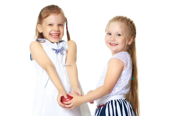 Dos niñas con una manzana — Foto de Stock