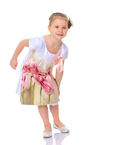 The little girl puts on her shoes. — Stock Photo, Image