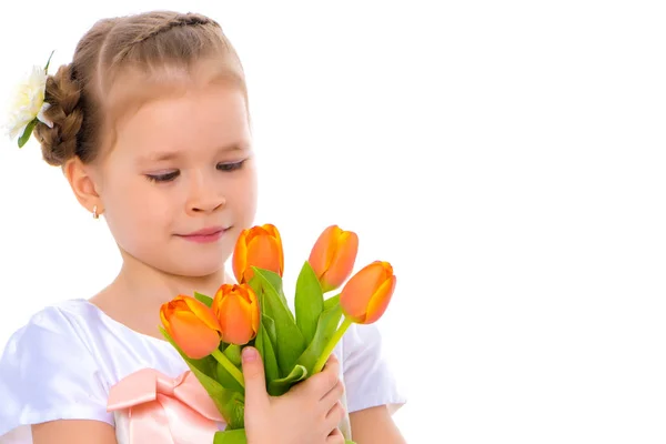 Holčička s kyticí tulipánů. — Stock fotografie
