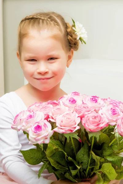 Bambina con un mazzo di fiori — Foto Stock