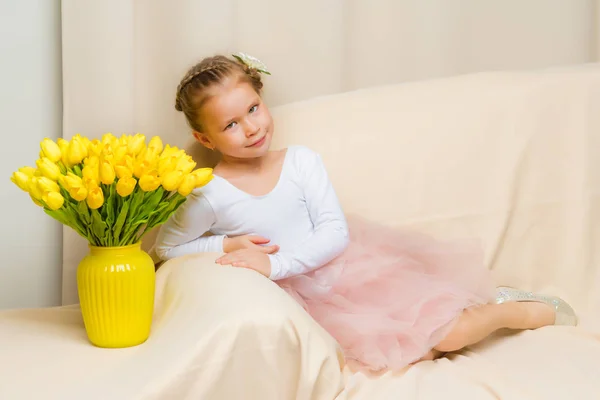 Klein meisje met een boeket bloemen — Stockfoto