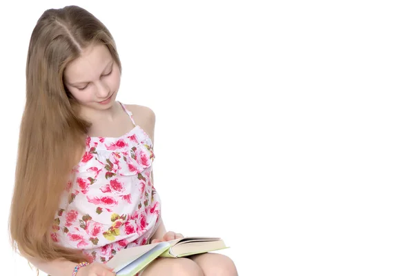 Bir yığın kitap üzerinde oturan kız öğrenci — Stok fotoğraf