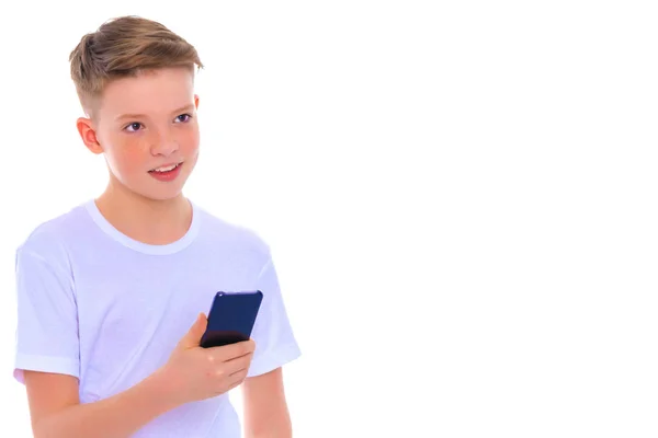 Um rapazinho usa um telemóvel . — Fotografia de Stock