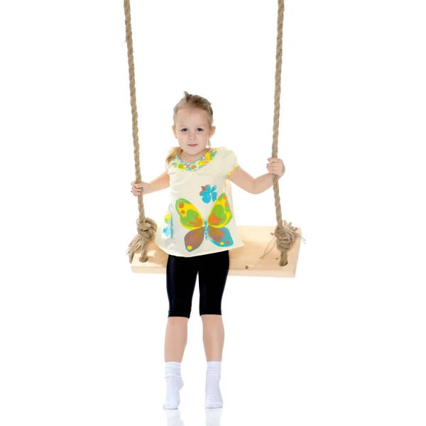 Klein meisje swingen op een swing — Stockfoto