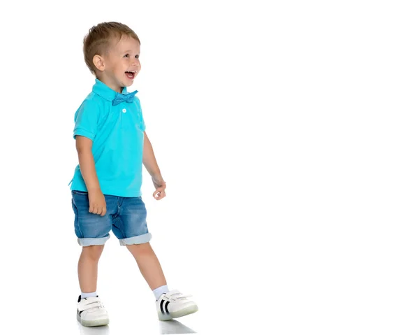 Den lille pojken viftar känslomässigt med armarna. — Stockfoto