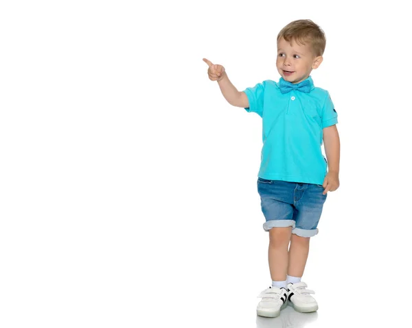 Маленький мальчик показывает палец — стоковое фото