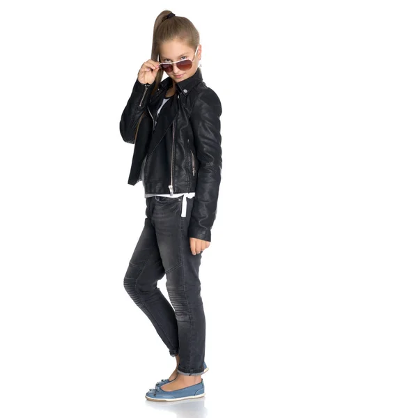 A teenage girl in a leather jacket and glasses — Stock Photo, Image