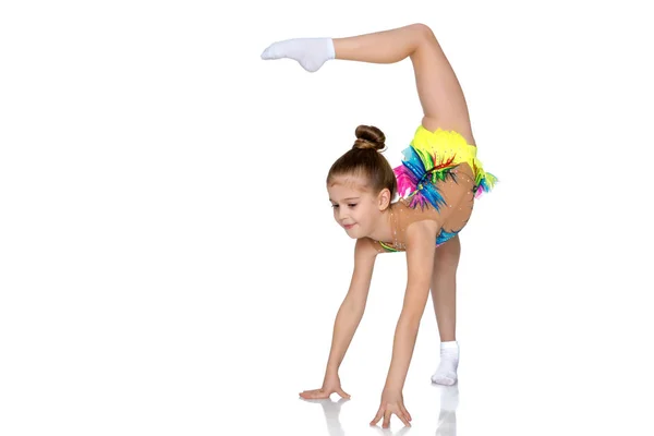 Гимнастка балансирует на одной ноге . — стоковое фото