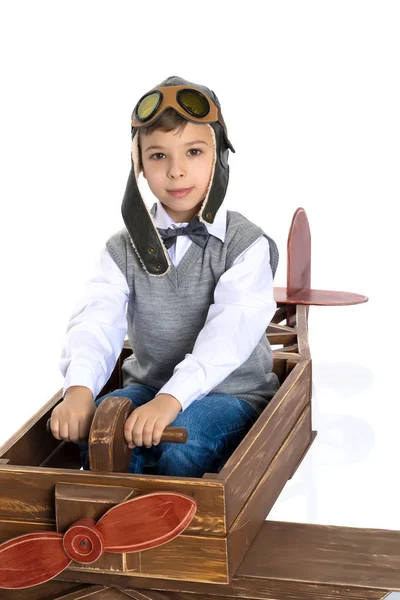 Niño pequeño con un avión de madera . — Foto de Stock