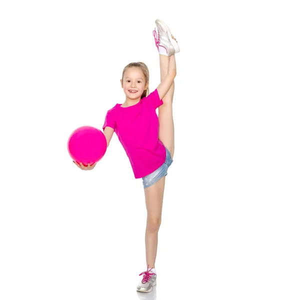 Niña se dedica a la aptitud con una pelota. — Foto de Stock